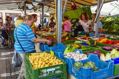 17 Ağustos 2018 üzerinde Salzburg, Avusturya. Taze sebze ve meyve eski kentin geleneksel çiftçi pazarda ticaret