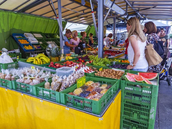 萨尔茨堡 奥地利 在2018年8月17日 旧城传统农民市场中的新鲜蔬菜与水果贸易 — 图库照片