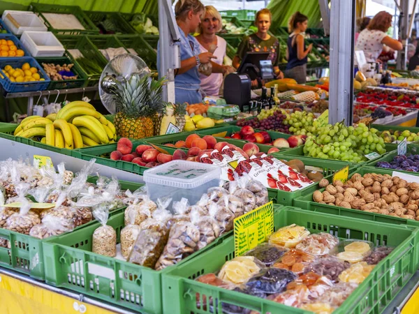 17 Ağustos 2018 üzerinde Salzburg, Avusturya. Taze sebze ve meyve eski kentin geleneksel çiftçi pazarda ticaret