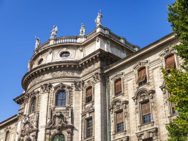 Münih, Almanya, üzerinde 16 Ağustos 2018. Geleneksel Bavyera mimarisinin binanın güzel parça. 