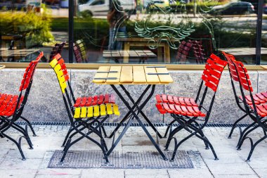 Münih, Almanya, üzerinde 16 Ağustos 2018. Ziyaretçiler için şehrin sokak üzerinde Kafe'nin küçük garsonluk