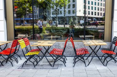 Münih, Almanya, üzerinde 16 Ağustos 2018. Ziyaretçiler için şehrin sokak üzerinde Kafe'nin küçük garsonluk