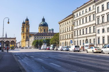 Münih, Almanya, üzerinde 16 Ağustos 2018. Tipik şehir sokak. 
