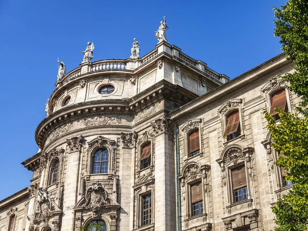 Münih, Almanya, üzerinde 16 Ağustos 2018. Geleneksel Bavyera mimarisinin binanın güzel parça. 