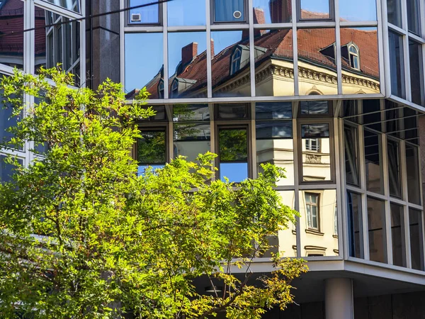 Múnich Alemania Agosto 2018 Arquitectura Moderna Centro Antiguo Edificio Refleja — Foto de Stock