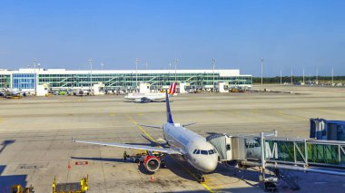 Münih, Almanya, üzerinde 16 Ağustos 2018. Ön kontrol hizmeti Münih Uluslararası Havaalanı Uçak geçmesi