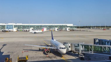 Münih, Almanya, üzerinde 16 Ağustos 2018. Ön kontrol hizmeti Münih Uluslararası Havaalanı Uçak geçmesi