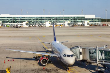 Münih, Almanya, üzerinde 16 Ağustos 2018. Ön kontrol hizmeti Münih Uluslararası Havaalanı Uçak geçmesi