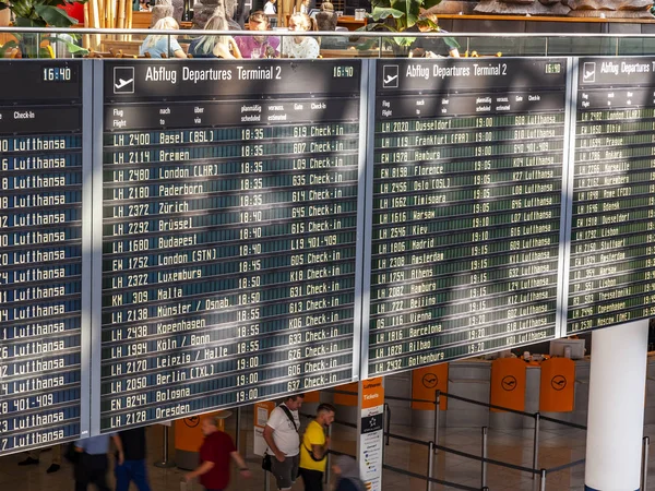 München Duitsland Augustus 2018 Planning Van Vluchten Aan Internationale Luchthaven — Stockfoto