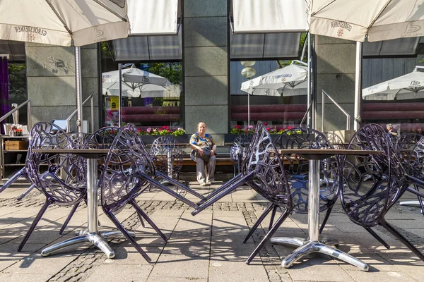 Munich Germany August 2018 Little Tables Cafe City Street Wait — Stock Photo, Image