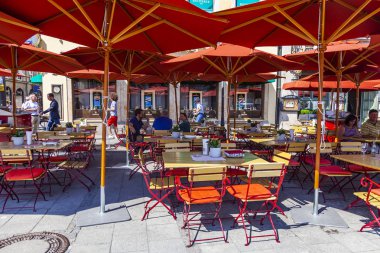 Münih, Almanya, üzerinde 16 Ağustos 2018. İnsanlar yemek ve pitoresk kafede açık biraz dinlen