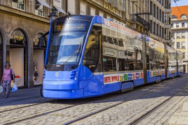 Münih, Almanya, üzerinde 16 Ağustos 2018. Modern yüksek hızlı tramvay şehrin sokak gider
