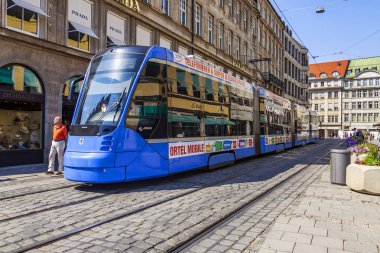 Münih, Almanya, üzerinde 16 Ağustos 2018. Modern yüksek hızlı tramvay şehrin sokak gider