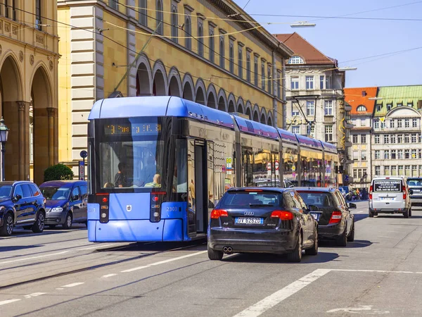 München Deutschland August 2018 Die Moderne Hochgeschwindigkeits Straßenbahn Fährt Auf — Stockfoto