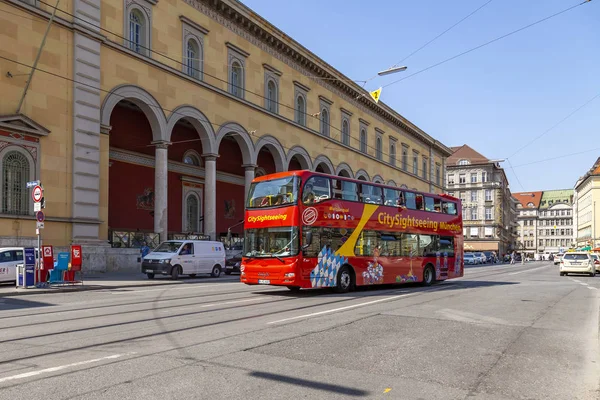 Monachium Niemcy Sierpnia 2018 Autobus Czerwony Wycieczka Jedzie Ulicy Miasta — Zdjęcie stockowe