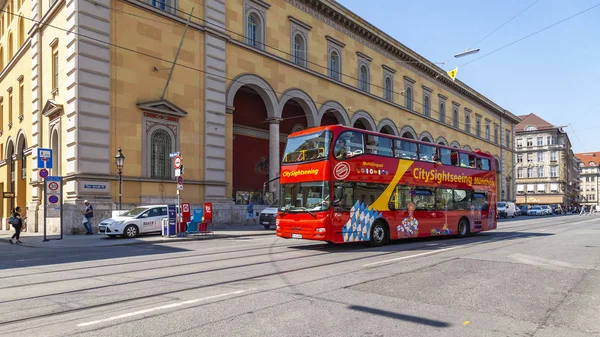 Munique Alemanha Agosto 2018 Ônibus Excursão Vermelho Vai Rua Cidade — Fotografia de Stock