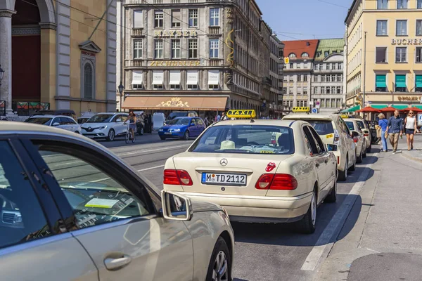 Monaco Baviera Germania Agosto 2018 Taxi Sulla Strada Della Città — Foto Stock