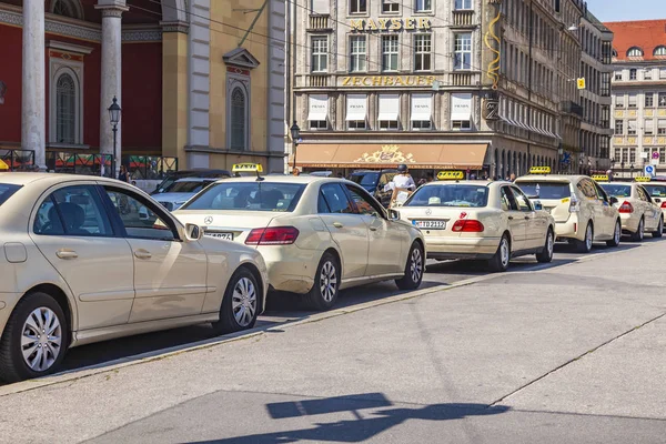München Duitsland Augustus 2018 Taxi Straat Tegen Achtergrond Van Een — Stockfoto