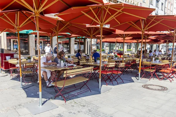 Munich Allemagne Août 2018 Les Gens Mangent Reposent Dans Café — Photo