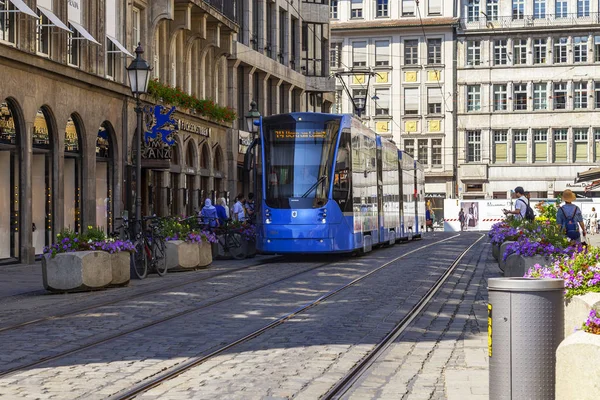 Monachium Niemcy Sierpnia 2018 Nowoczesne Szybki Tramwaj Jedzie Ulicy Miasta — Zdjęcie stockowe