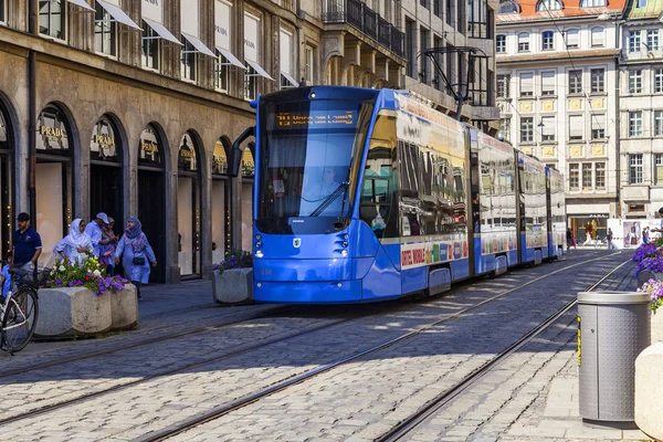 Mnichov Německo Srpna 2018 Moderní Vysokorychlostní Tramvaj Jede Náměstí — Stock fotografie