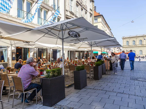 München Germania August 2018 Oamenii Mănâncă Odihnesc Într Cafenea Pitorească — Fotografie, imagine de stoc