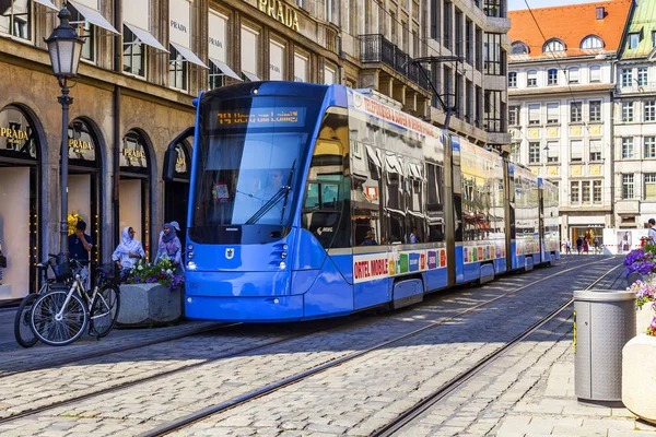 Monachium Niemcy Sierpnia 2018 Nowoczesne Szybki Tramwaj Jedzie Ulicy Miasta — Zdjęcie stockowe