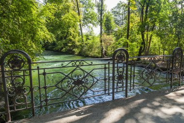 Münih, Almanya, Tarih 22 Ağustos 2018. İngiliz Bahçesi - şehir parklarından biridir. Yapay bir akışı ile çok güzel bir köprü