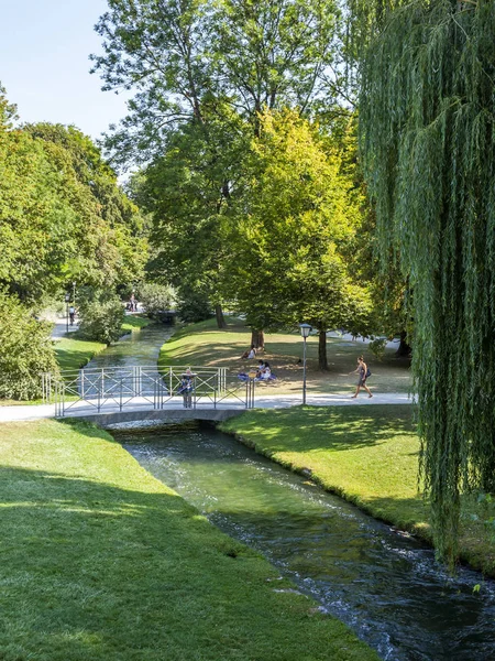ミュンヘン ドイツ 2018 英国の庭 都市公園の一つ 人工のストリームを介して美しい橋 — ストック写真