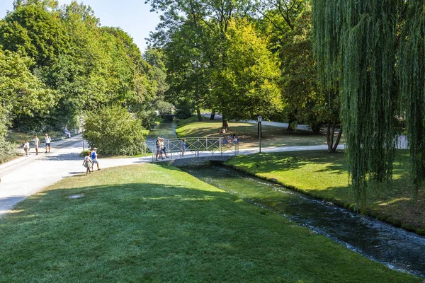 Munique Alemanha Agosto 2018 Jardim Inglês Parques Cidade Bela Ponte — Fotografia de Stock