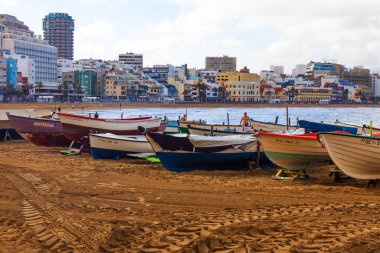 Las Palmas de Gran Canaria, İspanya, 10 Ocak 2018 üzerinde. Playa de Las Canteras Beach Atlantik Okyanusu ve uzaktan güzel dolgu kıyısında bir kış manzara. Balıkçı tekneleri kum üzerinde