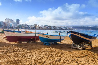 Las Palmas de Gran Canaria, İspanya, 10 Ocak 2018 üzerinde. Playa de Las Canteras Beach Atlantik Okyanusu ve uzaktan güzel dolgu kıyısında bir kış manzara. Balıkçı tekneleri kum üzerinde
