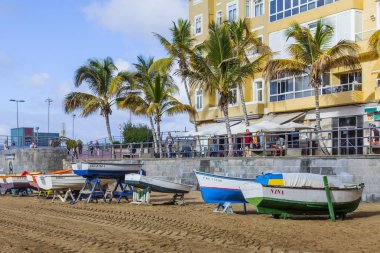 Las Palmas de Gran Canaria, İspanya, 10 Ocak 2018 üzerinde. Playa de Las Canteras Beach Atlantik Okyanusu ve uzaktan güzel dolgu kıyısında bir kış manzara. Balıkçı tekneleri kum üzerinde