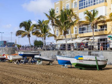 Las Palmas de Gran Canaria, İspanya, 10 Ocak 2018 üzerinde. Playa de Las Canteras Beach Atlantik Okyanusu ve uzaktan güzel dolgu kıyısında bir kış manzara. Balıkçı tekneleri kum üzerinde