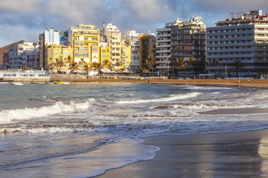 Las Palmas de Gran Canaria, İspanya, 6 Ocak 2018 üzerinde. Kış Playa de Las Canteras beach Atlantik Okyanusu ve Uzaktan güzel dolgu kıyısında bilir. 