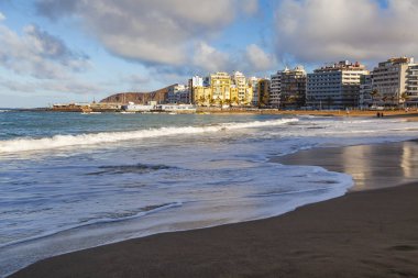 Las Palmas de Gran Canaria, İspanya, 6 Ocak 2018 üzerinde. Kış Playa de Las Canteras beach Atlantik Okyanusu ve Uzaktan güzel dolgu kıyısında bilir. 