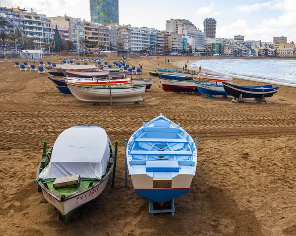 Las Palmas de Gran Canaria, İspanya, 10 Ocak 2018 üzerinde. Playa de Las Canteras Beach Atlantik Okyanusu ve uzaktan güzel dolgu kıyısında bir kış manzara. Balıkçı tekneleri kum üzerinde