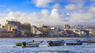 Las Palmas de Gran Canaria, İspanya, 10 Ocak 2018 üzerinde. Atlantik Okyanusu ve dolgu uzaktan kış manzarası. Balıkçı tekneleri su