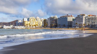 Las Palmas de Gran Canaria, İspanya, 6 Ocak 2018 üzerinde. Playa de Las Canteras bilir kış ben Atlantik Okyanusu ve güzel dolgu kıyısında plaj
