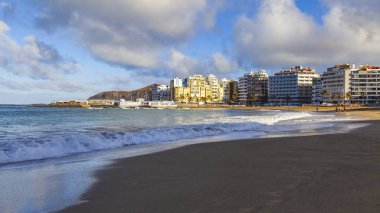 Las Palmas de Gran Canaria, İspanya, 6 Ocak 2018 üzerinde. Playa de Las Canteras bilir kış ben Atlantik Okyanusu ve güzel dolgu kıyısında plaj