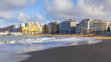 Las Palmas de Gran Canaria, İspanya, 6 Ocak 2018 üzerinde. Playa de Las Canteras bilir kış ben Atlantik Okyanusu ve güzel dolgu kıyısında plaj