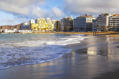 Las Palmas de Gran Canaria, İspanya, 6 Ocak 2018 üzerinde. Playa de Las Canteras bilir kış ben Atlantik Okyanusu ve güzel dolgu kıyısında plaj