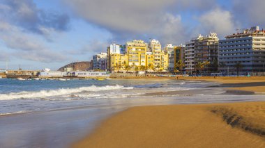 Las Palmas de Gran Canaria, İspanya, 6 Ocak 2018 üzerinde. Playa de Las Canteras bilir kış ben Atlantik Okyanusu ve güzel dolgu kıyısında plaj