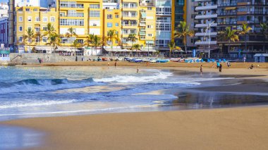 Las Palmas de Gran Canaria, İspanya, 6 Ocak 2018 üzerinde. Playa de Las Canteras bilir kış ben Atlantik Okyanusu ve güzel dolgu kıyısında plaj