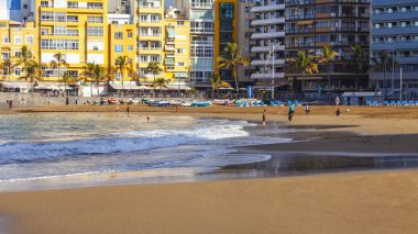Las Palmas de Gran Canaria, İspanya, 6 Ocak 2018 üzerinde. Playa de Las Canteras bilir kış ben Atlantik Okyanusu ve güzel dolgu kıyısında plaj