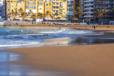 Las Palmas de Gran Canaria, İspanya, 6 Ocak 2018 üzerinde. Playa de Las Canteras bilir kış ben Atlantik Okyanusu ve güzel dolgu kıyısında plaj