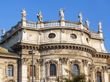 Münih, Almanya, üzerinde 16 Ağustos 2018. Geleneksel Bavyera mimarisinin binanın güzel parça.