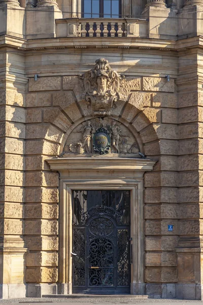 Monachium Niemcy Sierpnia 2018 Piękny Fragment Budynku Tradycyjnym Bawarskim Drzwi — Zdjęcie stockowe