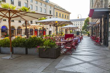 Münih, Almanya, üzerinde 16 Ağustos 2018. Ziyaretçiler için şehrin sokak üzerinde Kafe'nin küçük garsonluk