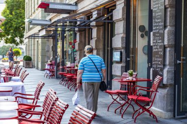Münih, Almanya, üzerinde 16 Ağustos 2018. Ziyaretçiler için şehrin sokak üzerinde Kafe'nin küçük garsonluk
